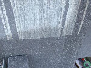 Cementsluier op beton die verwijderd is door Chemifor