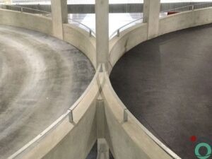 Parkeergarage uit beton met kalkaanslag en nadien gereinigd door Chemifor zodat het verschil zichtbaar is