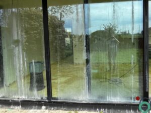 Raam en raamprofiel bedekt met kalkstrepen