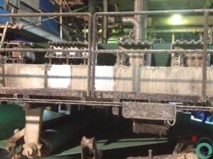 Industriële machine met olievlekken voor de reiniging en een testvlak van de reiniging