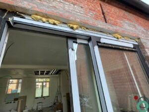 Glas en raamprofiel besmeurd met uitgeharde PU-schuim