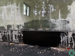 Glas en raamprofiel met zware kalkaanslag en een gereinigd testvlak dat het verschil toont na behandeling door Chemifor.