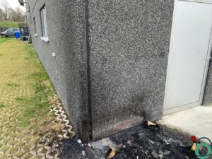 Beton muur met zichtbare roetaanslag