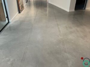 Betonnen vloer met een zichtbare beschadigde streep na het verwijderen van tape