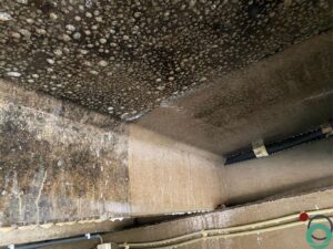 Betonplafond met actieve roetreiniging in proces met Chemifor Roetverwijderaar