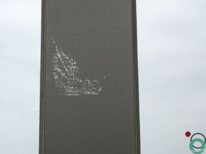 Deel van een verwijderde sticker laat zichtbare afdruk na op profiel