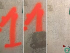 Muur met verf links nog volledig zichtbaar en rechts gedeeltelijk verwijderd met Chemifor Stripper DG