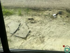 Glas en raamprofiel schoongemaakt van kalk en cement