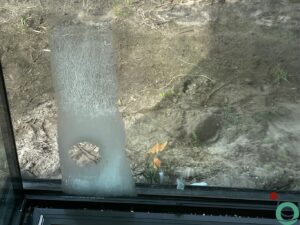 Glas en raamprofiel bedekt met kalk