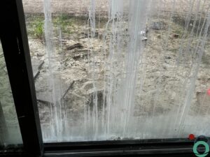 Glas en raamprofiel bedekt met kalk