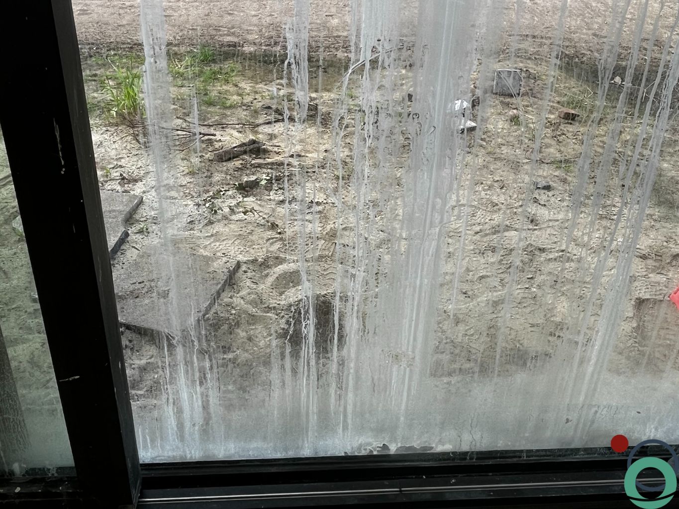 Kalk en cement op aluminium en glas