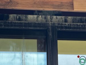 Glas en raamprofiel bedekt met kalk en cement