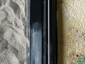 Raamprofiel schoongemaakt van kalkstrepen