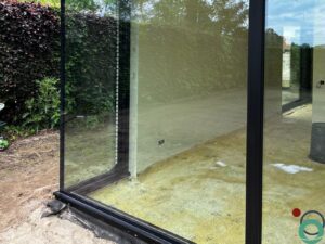 Glas en raamprofiel schoongemaakt van kalkstrepen