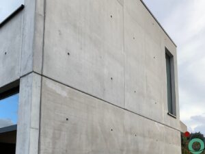Strakke betonnen gevel die beschermd is tegen vervuiling en weersinvloeden