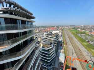 Wit balkonterras wordt gereinigd om vuil, aanslag en verkleuring te verwijderen