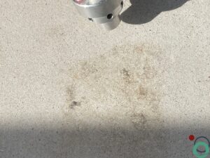 Roestverwijdering op lichte betonnen vloer met nauwkeurige straaltechniek