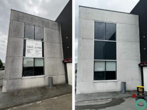 Reiniging van een gevel in wit architectonisch beton met hoogtewerker