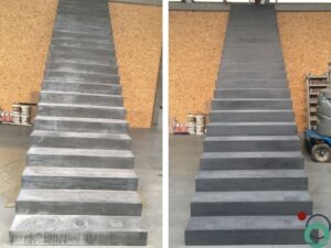 Vuile betonnen trap wordt grondig gereinigd om vuil, aanslag en sporen van gebruik te verwijderen