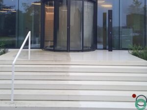Trap en inkom in natuursteen voor en na grondige gevelreiniging