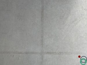 Lichte vervuiling op gladde betonwand met zichtbare lijnen en lichte sporen