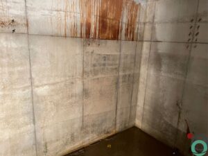 Roeststrepen op een betonnen kelderwand