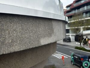 Verwijderen van roest op gestructureerde betonrand met precisiegereedschap
