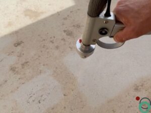 Verwijderen van roestvlekken op beton met gerichte reinigingstechniek