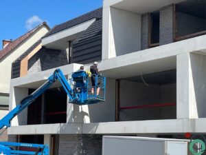 Wit balkonterras wordt gereinigd om vuil, aanslag en verkleuring te verwijderen