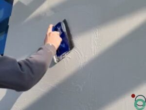 Wit balkonterras wordt gereinigd om vuil, aanslag en verkleuring te verwijderen