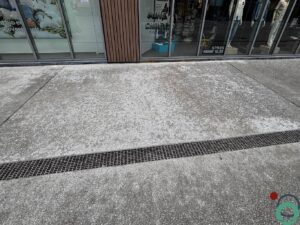 Roestvlekken veroorzaakt door roestwater op uitgewassen beton, zichtbaar als verkleurde plekken op het oppervlak.