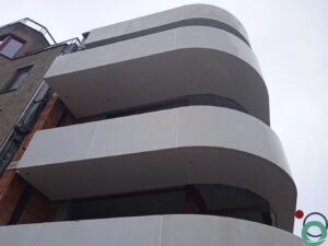 Wit balkonterras wordt gereinigd om vuil, aanslag en verkleuring te verwijderen