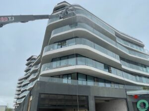 Wit balkonterras wordt gereinigd om vuil, aanslag en verkleuring te verwijderen