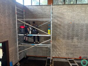 Roetaanslag op bakstenen muur