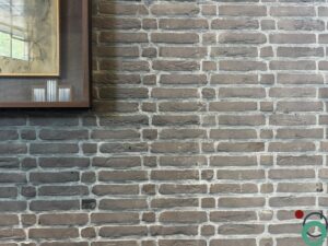 Roetaanslag op bakstenen muur