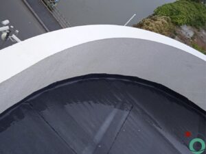 Wit balkon met architectonisch beton wordt gereinigd in voorbereiding op oplevering