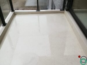 Wit balkon wordt opgefrist met een gerichte reiniging om verkleuring en vervuiling te verwijderen