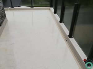 Wit balkon wordt opgefrist met een gerichte reiniging om verkleuring en vervuiling te verwijderen