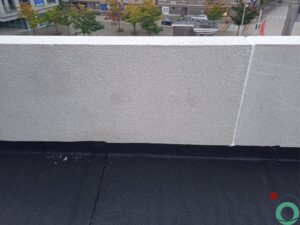 Wit balkon met architectonisch beton wordt gereinigd in voorbereiding op oplevering