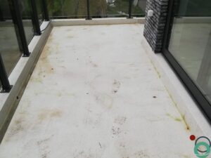 Wit balkon wordt opgefrist met een gerichte reiniging om verkleuring en vervuiling te verwijderen