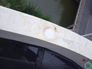Wit balkon met architectonisch beton wordt gereinigd in voorbereiding op oplevering