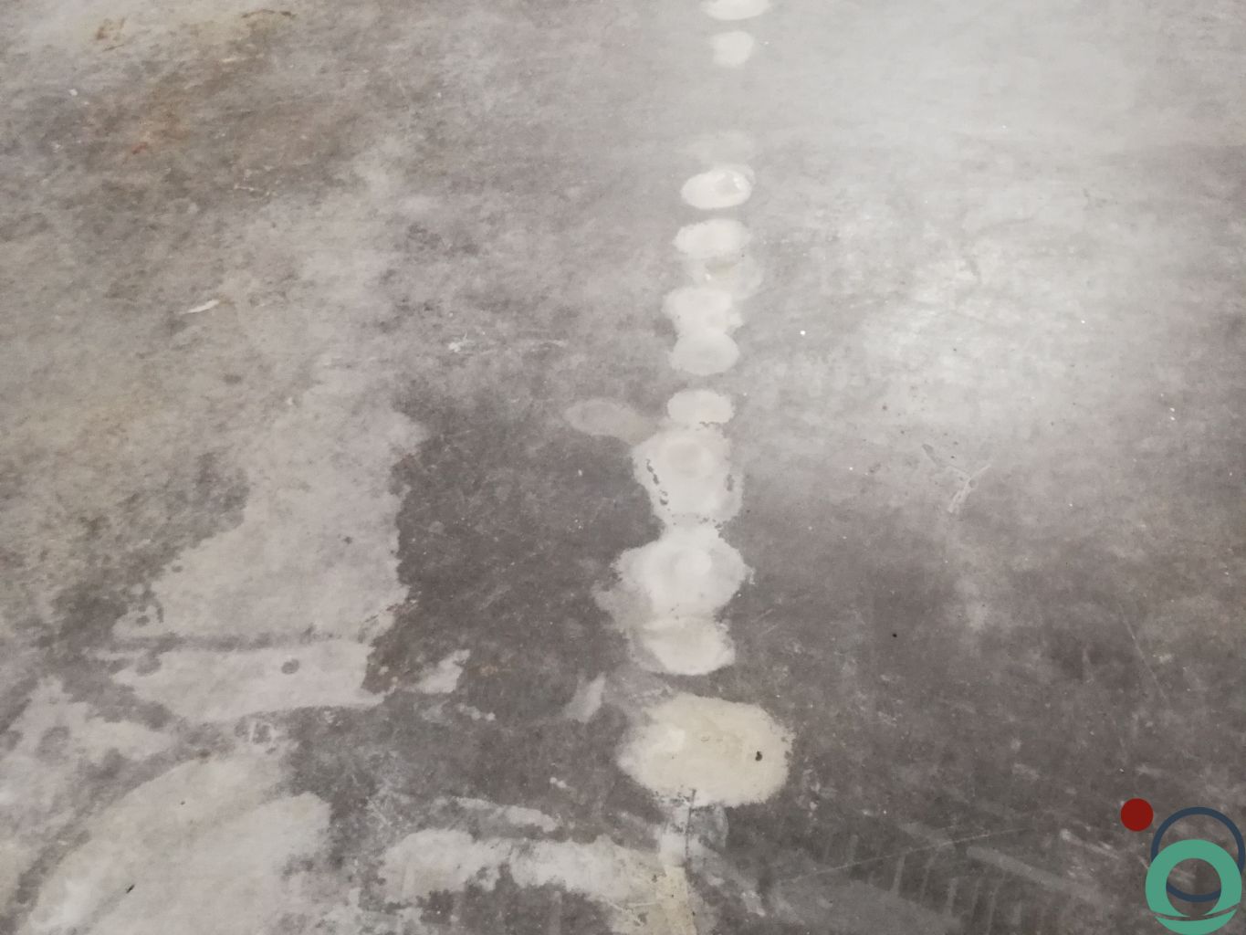 Verkalking op betonvloer