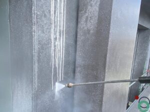Betonwand met kalksporen die we verwijderen met product en water