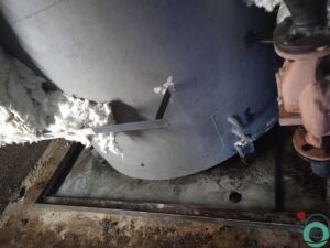 Vervuilde betonvloer wordt intensief gereinigd met industriële apparatuur voor dieptereiniging