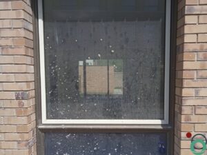 Kalk- en cementresten zichtbaar op geanodiseerd aluminium na bouwwerken