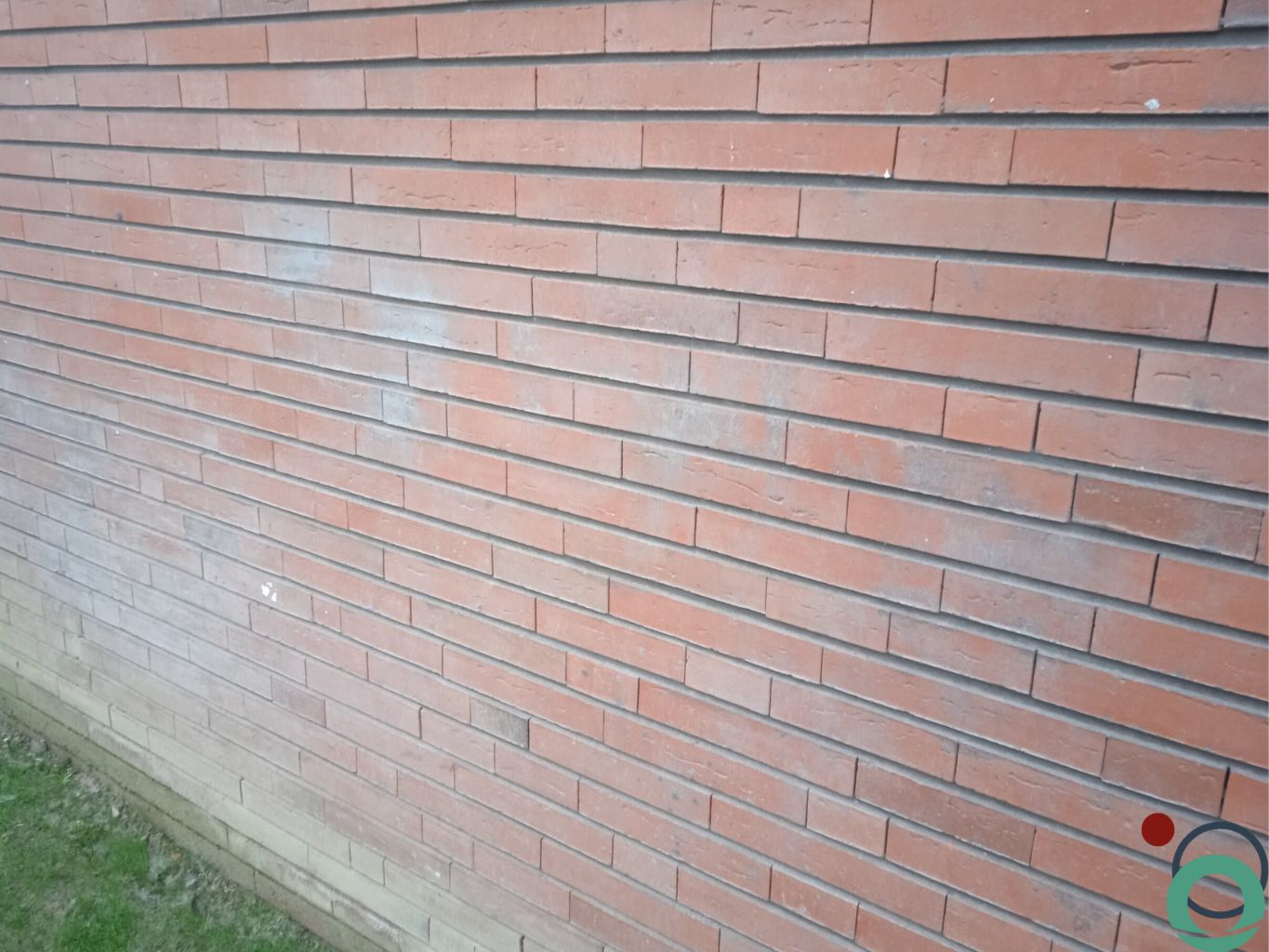 Cementstof op baksteengevel