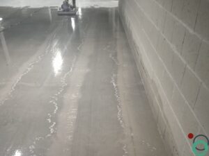 Dieptereiniging van een betonnen parkeergaragevloer met professionele apparatuur