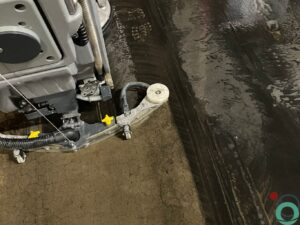 Dieptereiniging van vervuilde vloer in een industriepand met zichtbare sporen en resten