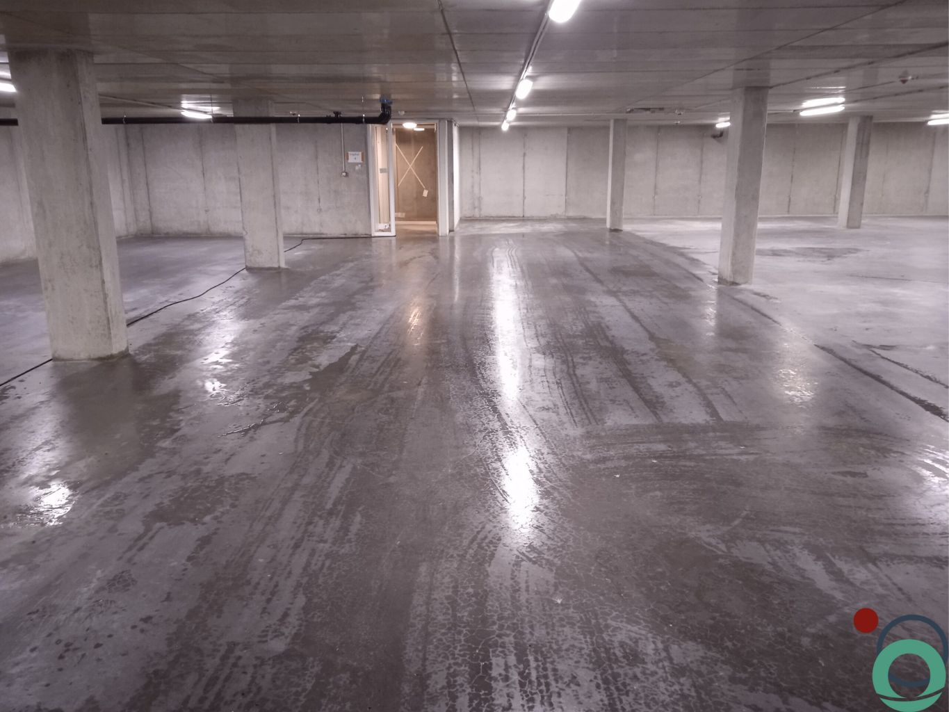 Dieptereiniging betonvloer ondergrondse parkeergarage