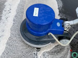Uitgebreide roestvlekken zichtbaar op een gepolierde betonvloer